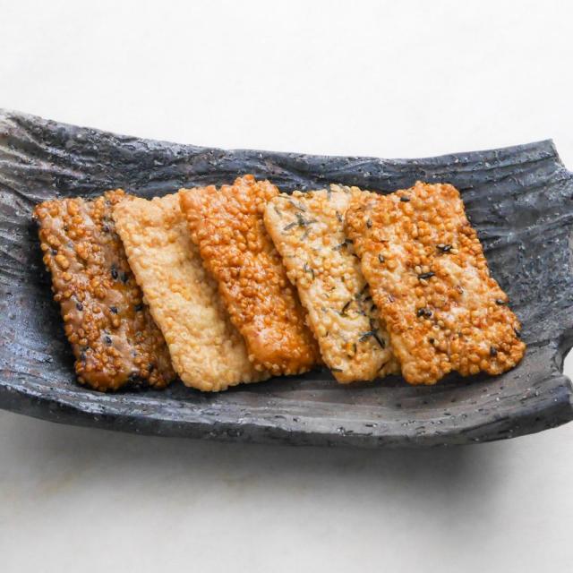 祇園煎　祇園の石畳をイメージした薄焼き煎餅