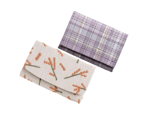 「草木染め・手織りのカードケース」または「ミナ ペルホネンコラボカードケース」