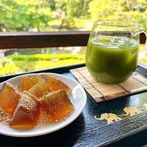 写真：わらび羹と冷抹茶のセット（夏季限定）