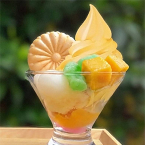 夏限定パフェ（マンゴー）