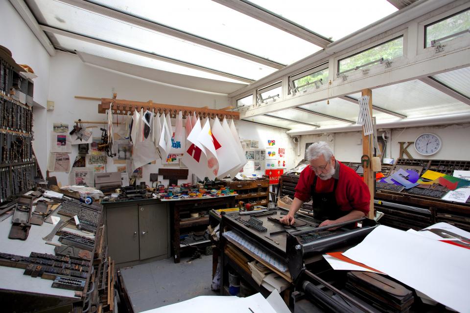 Alan Kitching at work, The Typography Workshop in Kennington, London(タイポグラフィ・ワークショップのアラン・キッチング、ロンドン・ケニントン)/Photograph by Philip Sayer(写真:フィリップ・セイヤー)/2014