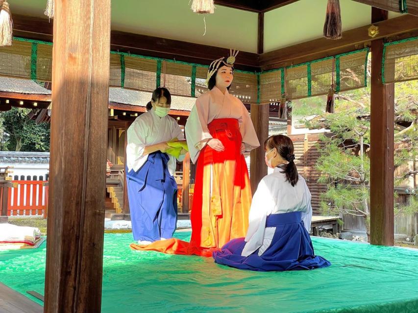 その着付け解説と十二単衣姿による王朝舞を世界遺産下鴨神社で鑑賞できます
