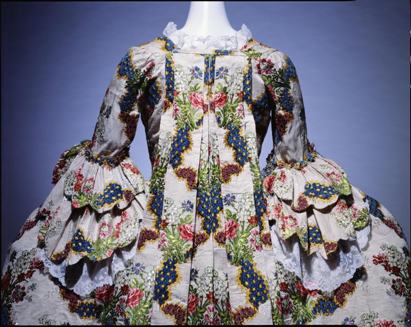 ドレス（部分） フランス 1775 年（テキスタ イル 1760 年代） © 京都服飾文化研究財団、撮影：畠山崇