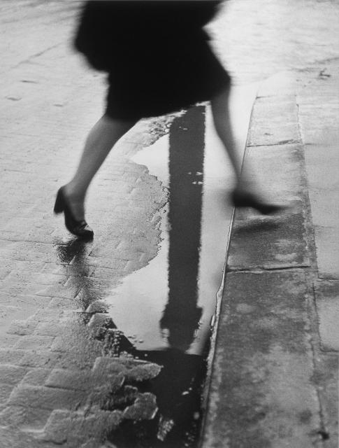 ウイリー・ロニス「雨の日のヴァンドーム広場、パリ」1946　何必館・京都現代美術館蔵