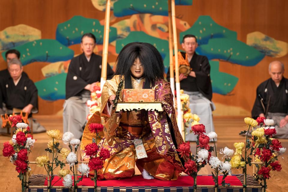 菊の花咲き乱れる美しい世界を表現し、祝言性の高い能「菊慈童」。13:00開演です。