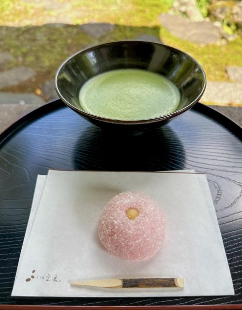 道明寺製白餡のお菓子です