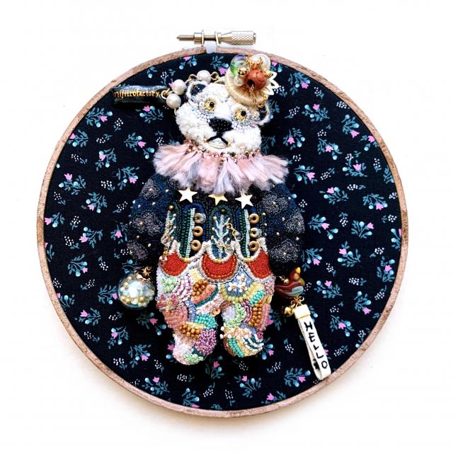 「極夜の灯 brooch＆Bag Charm」（167mm× 157mm / フェルト・刺繍糸・ビーズ・スパンコール・綿・ブローチピン・刺繍枠・布 / 2024）