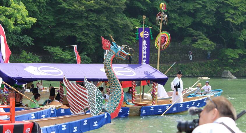 三船祭を貸切船から観賞！　新緑の嵐山　大堰川から見る、王朝絵巻