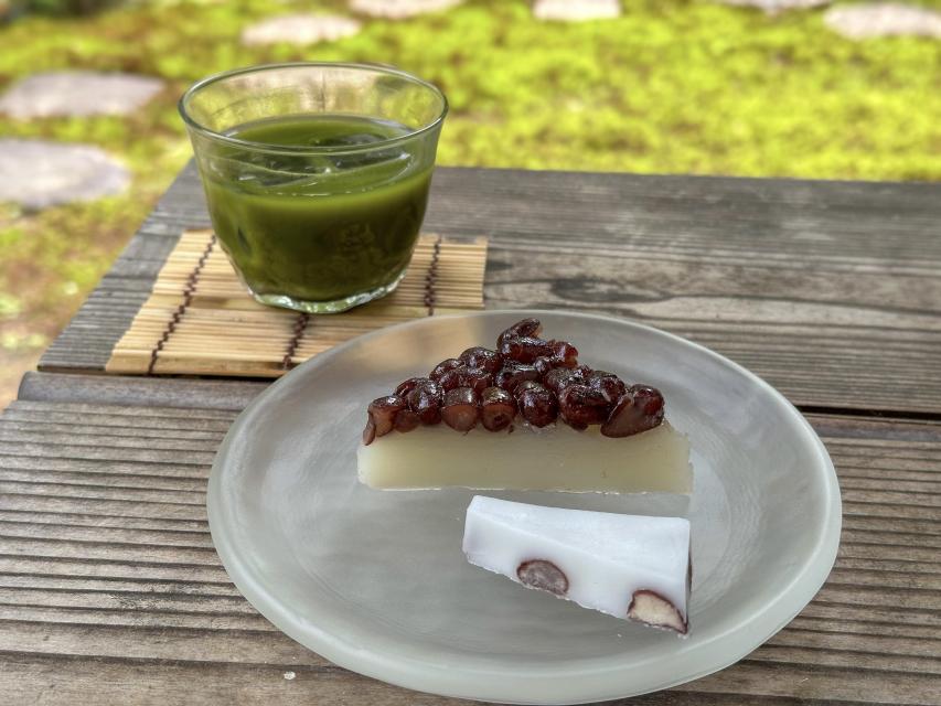 京菓匠《鶴屋吉信》の菓子「水無月」と銘菓「御所氷室」