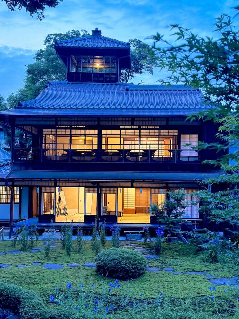 建物が放つ淡い光