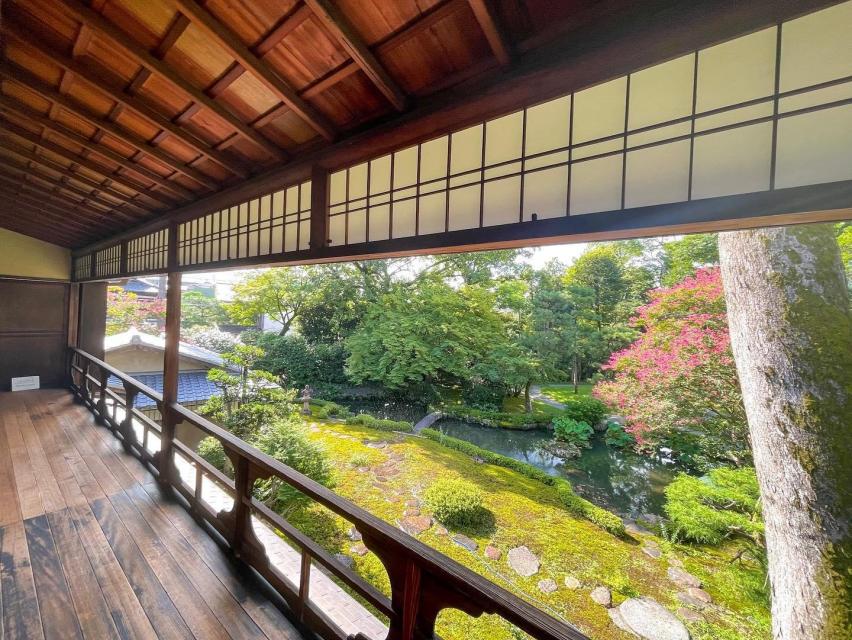 通常非公開の主屋2階から眺める庭園