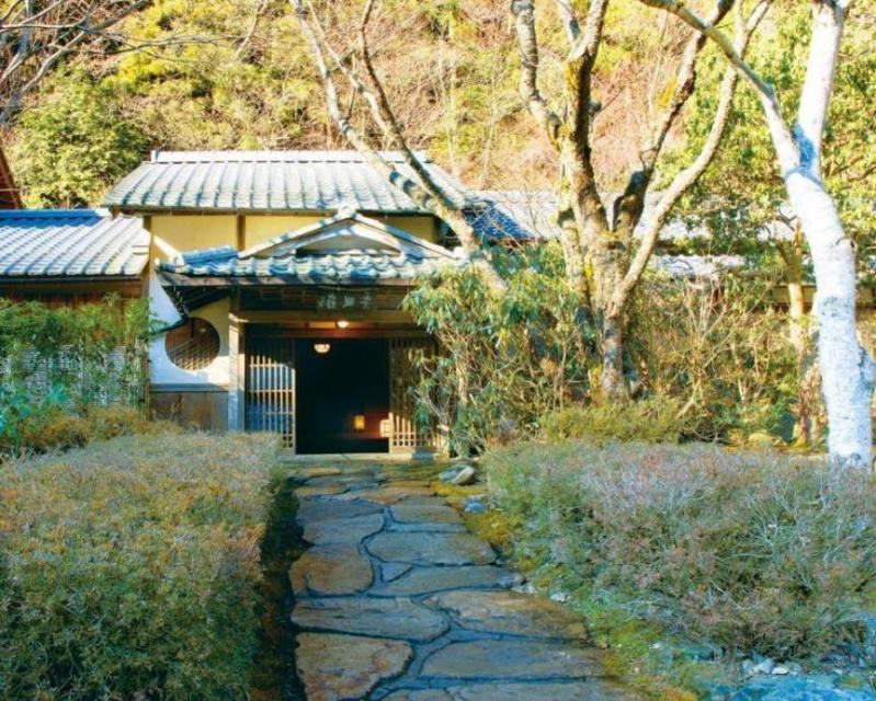 『和のオーベルジュで味わう風雅な懐石　京の隠れ里　花背「美山荘」季節の摘草料理』