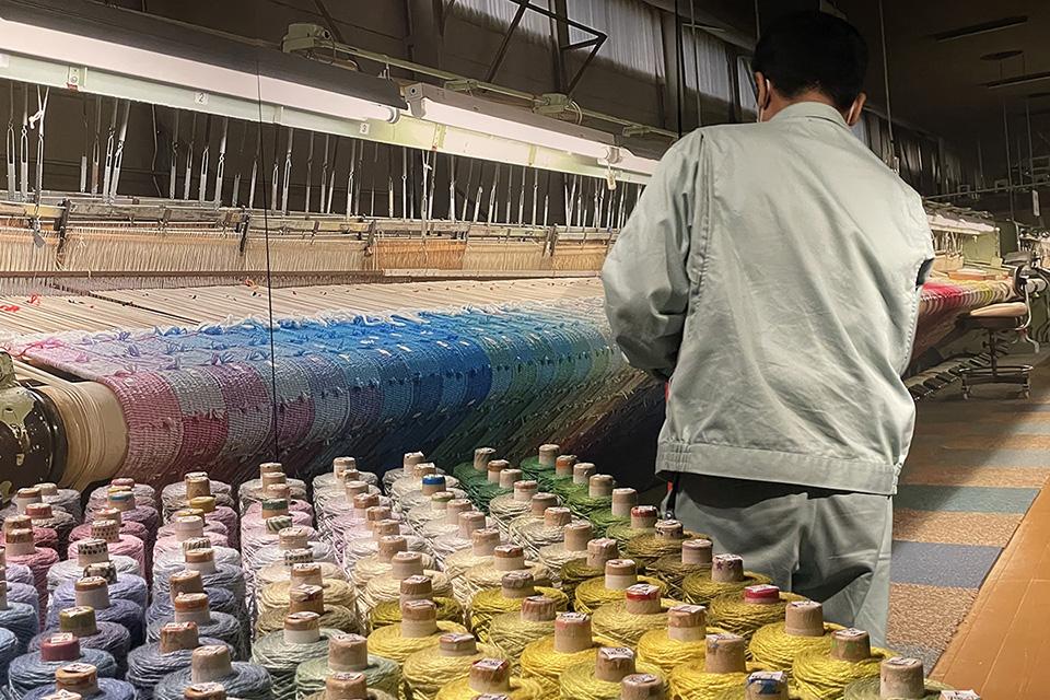 製織現場にいるような写真を撮影できるフォトスポット（大阪・関西万博　迎賓館タペストリー制作現場の様子）