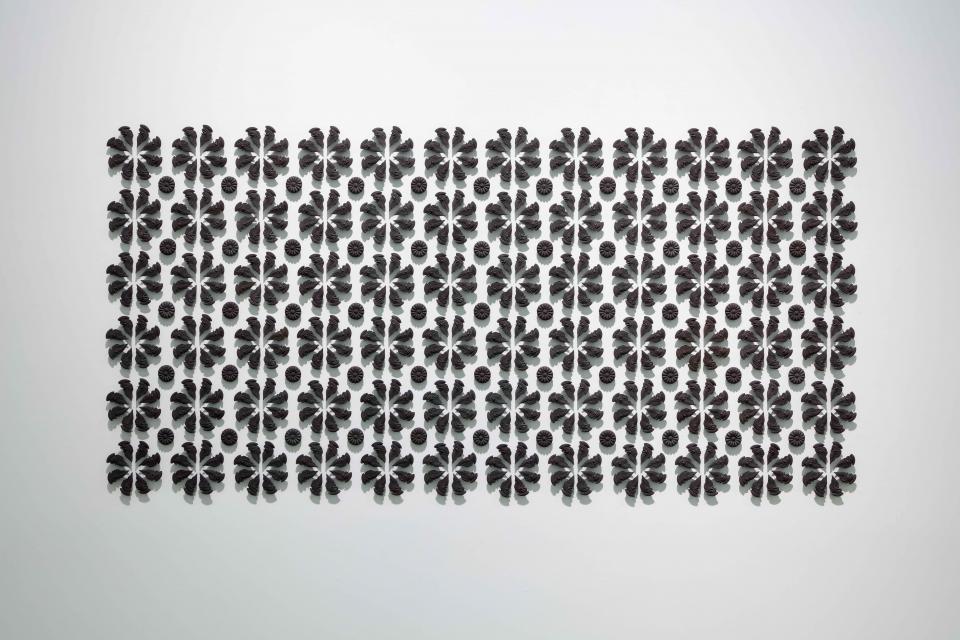 《Concordance & Continuum》 2025年 テラコッタ 97×196×2cm　撮影＝宮島径　©Albert Yonathan Setyawan, Courtesy of the artist and Mizuma Art Gallery