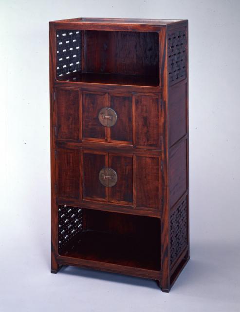 黒田辰秋《拭漆欅真鍮金具三段棚》1927年 河井寛次郎記念館蔵