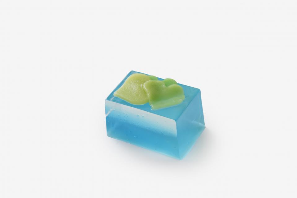 呈茶菓子「三つ葉葵」