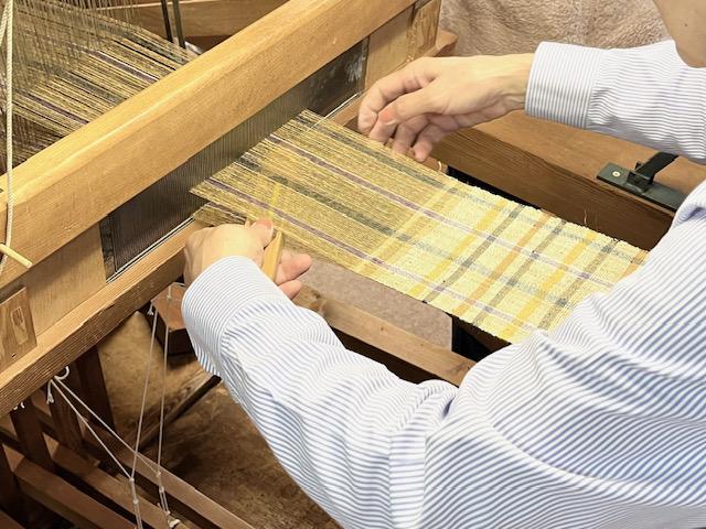 帯屋捨松工房建物内部03_機織りの様子（イメージ）