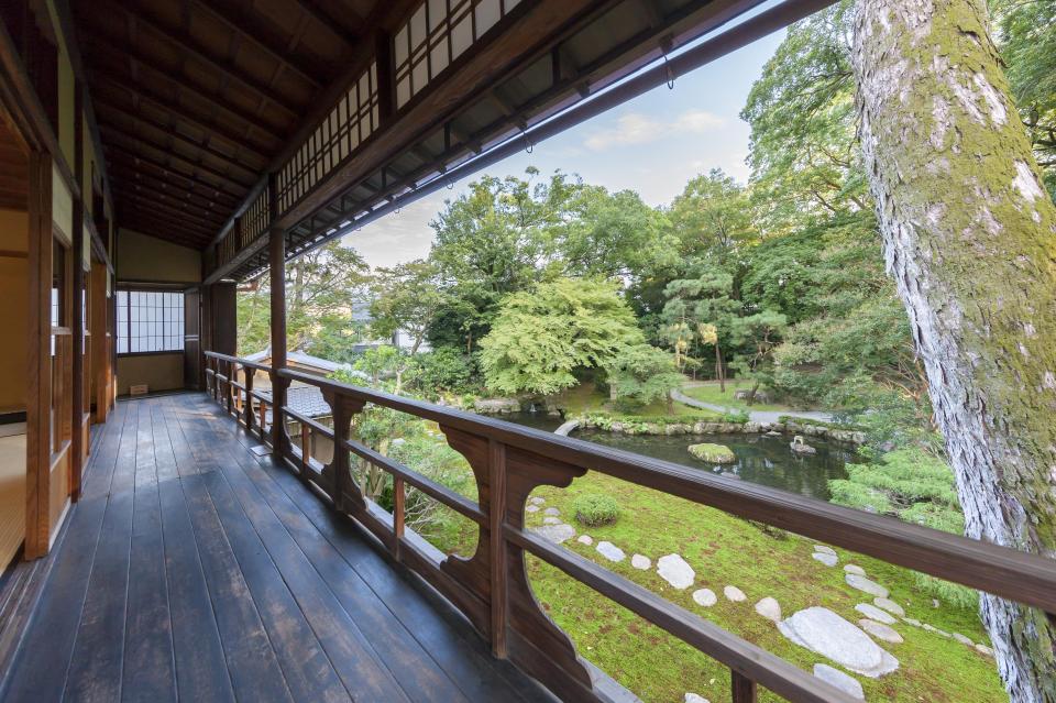 眼下には、かつて三井家一族も見たであろう、美しい庭園が広がっています。
