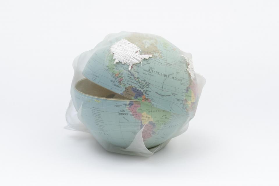 竹村京《修復された地球儀の貯金箱》2002–2021年 京都国立近代美術館蔵 ©Kei Takemura 撮影:守屋友樹