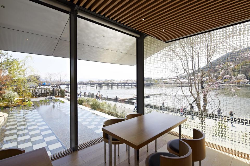 鑑賞後はカフェでゆったりとお過ごしください。渡月橋が一番綺麗に見える場所です