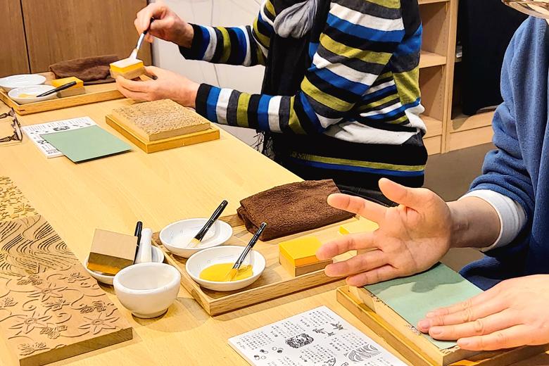 ハガキサイズの唐紙文様を摺る体験です