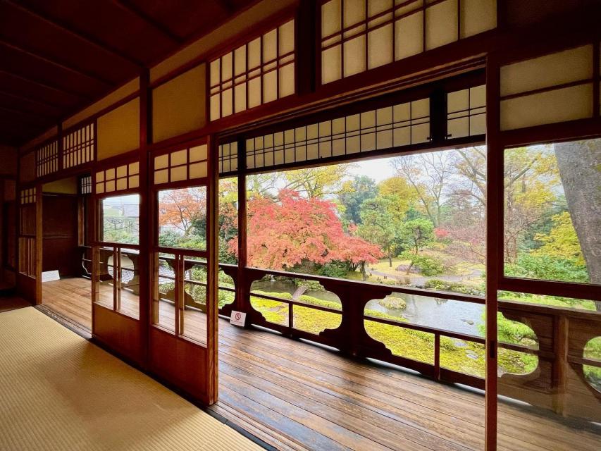 通常非公開の2階座敷で開催。紅葉が見頃の時期です