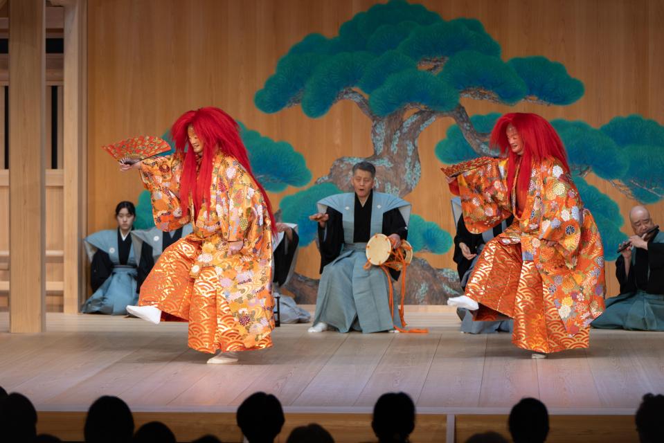 猩々が波を蹴る「乱レ足」。