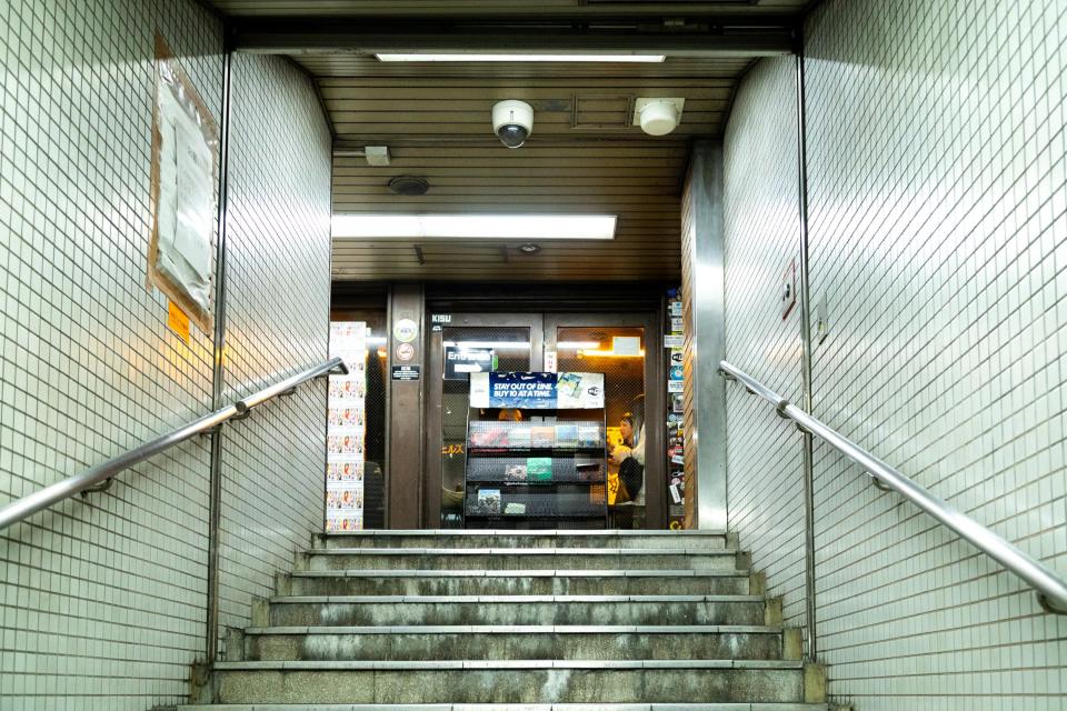 地下駅から地上を結ぶ階段の途中にあるMETROの入り口（撮影：成田 舞）