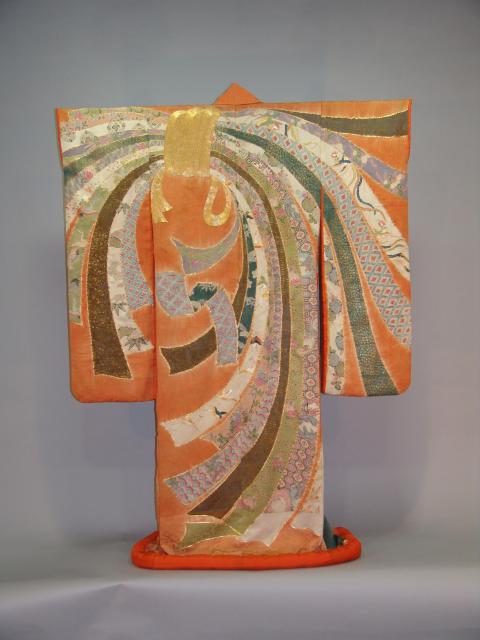 重要文化財「紅縮緬地熨斗文友禅染振袖」　江戸時代・18世紀　友禅史会 Ⅲ期展示（6/2~6/28）