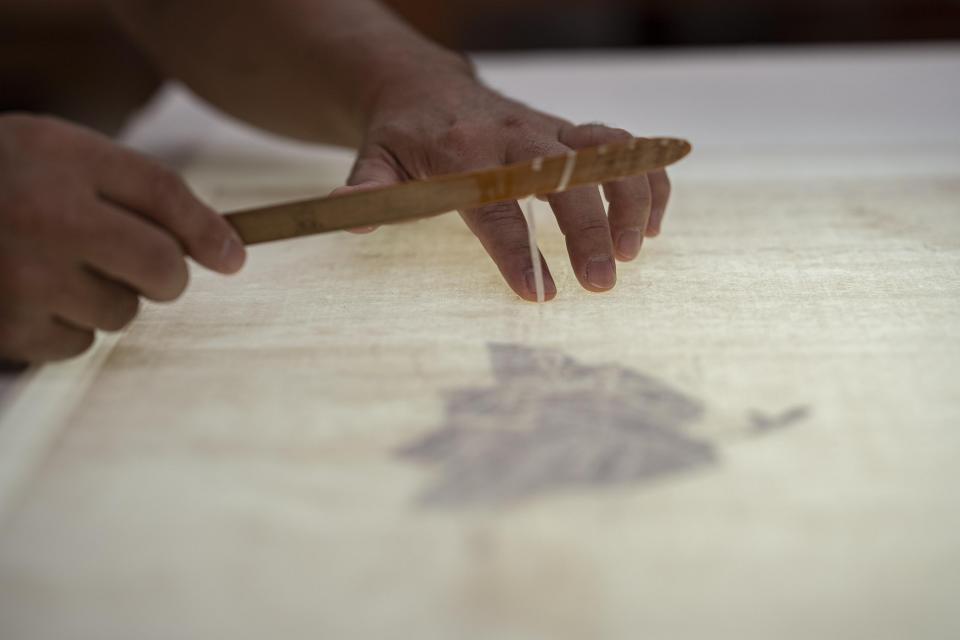 〔修復中画像〕泉屋博古館蔵「佐竹本三十六歌仙絵切　源信明」