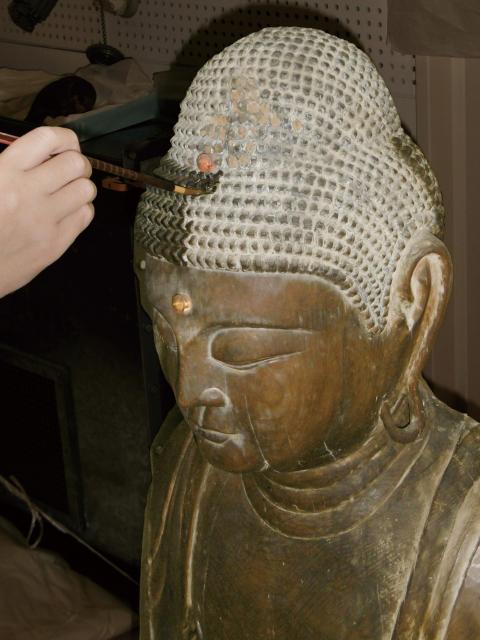 〔修復中画像〕泉屋博古館蔵「阿弥陀如来坐像」