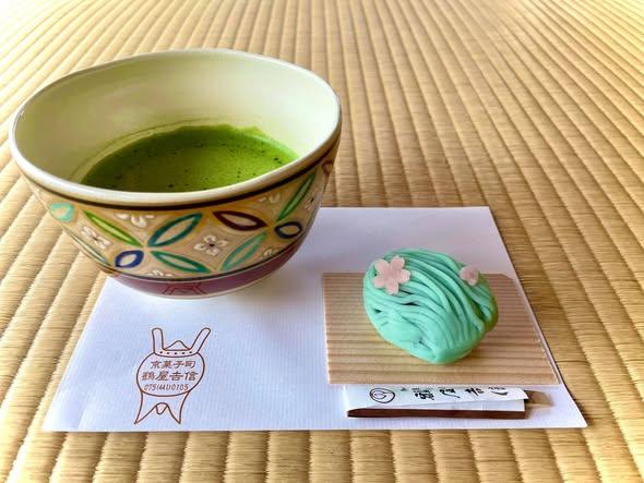 菓匠「鶴屋吉信」の季節の生菓子と一保堂茶舗の抹茶付