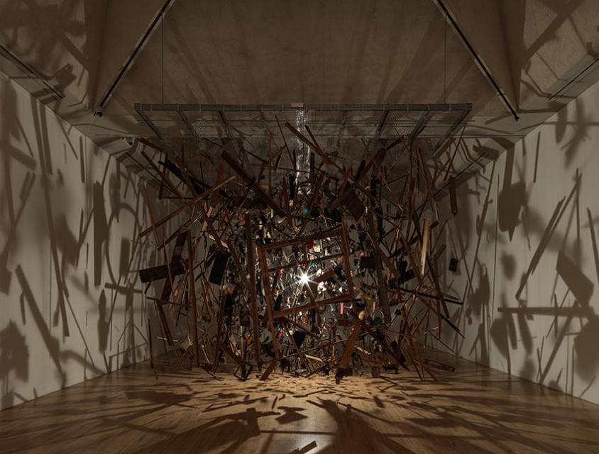 コーネリア・パーカー《コールド・ダーク・マター： 爆発の分解イメージ》 1991年　テート美術館蔵 Photo: Tate © Cornelia Parker. Courtesy Frith Street Gallery, London