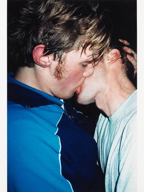 ヴォルフガング・ティルマンス 《ザ・コック（キス）》 2002年　テート美術館蔵 © Wolfgang Tillmans, Courtesy of  Maureen Paley, London; Galerie  Buchholz; David Zwirner, New York