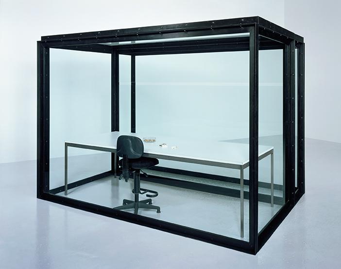 ダミアン・ハースト《後天的な回避不能》 1991年　テート美術館蔵 Photographed by Prudence Cuming Associates  © Damien Hirst and Science Ltd. All rights reserved,  DACS/Artimage 2026