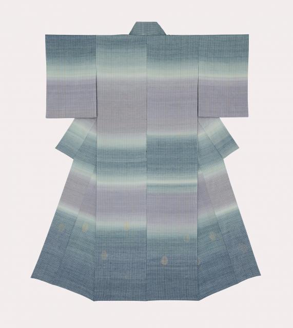 《朧月夜》　2025年　志村ふくみ監修　制作 都機工房　絹糸・金糸／紫根、藍、臭木　【通期展示】