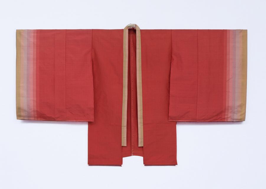 舞衣《紅扇》　2021年　志村ふくみ監修　制作 都機工房　絹糸／紅花、藍、刈安、臭木、紫根　【前期展示】