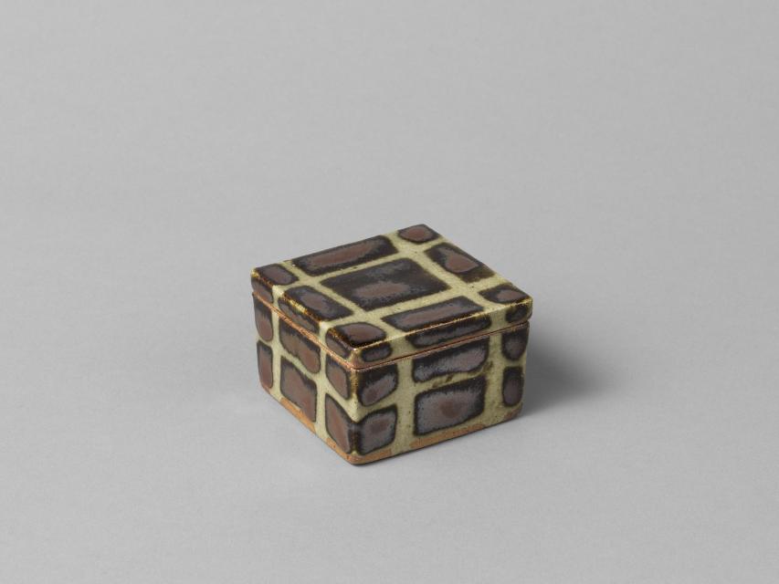 濱田庄司《柿釉蝋抜格子文筥》　1970年頃　アサヒグループ大山崎山荘美術館蔵