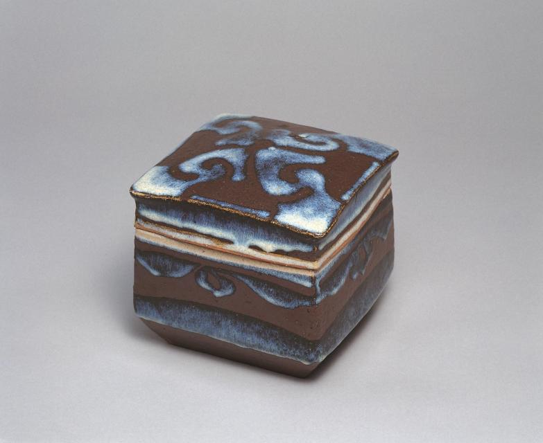 河井寬次郎《海鼠釉筒描花文筥》　1943年頃　アサヒグループ大山崎山荘美術館蔵