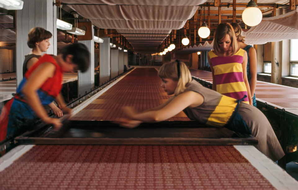 ヘルシンキにあるマリメッコのプリント工場(1965年) Photo: Tony Vaccaro /Tony Vaccaro Archives