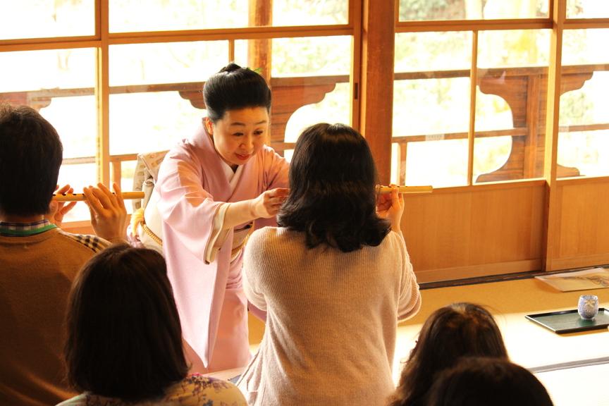 体験会では吹き方を学ぶことが出来ます。