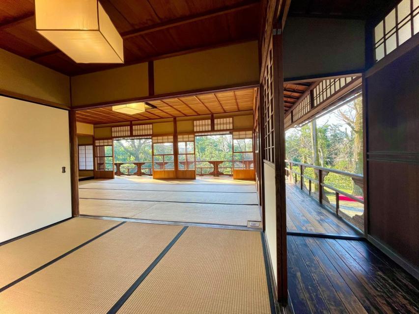 会場は2階座敷の開放的な空間です