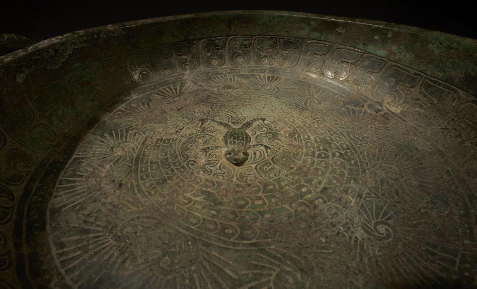 蛙蛇文盤 春秋前期・前８-７世紀 