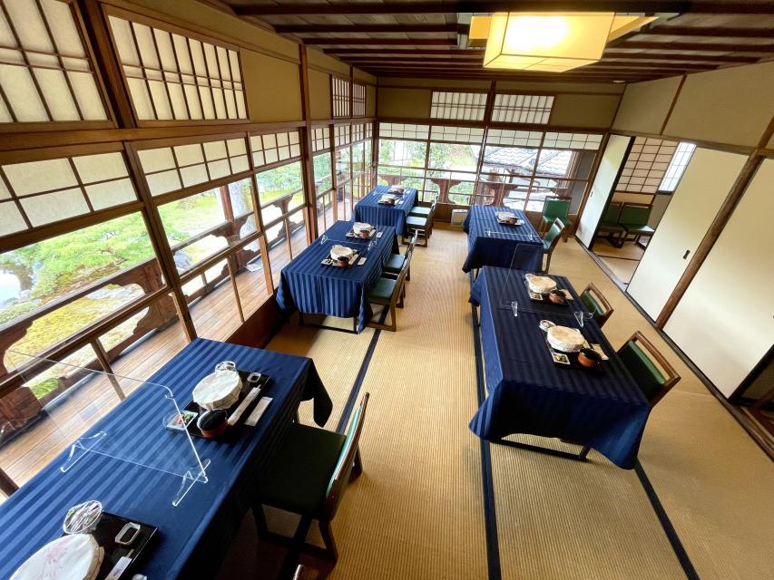 座席は等間隔に配席させて頂いております。