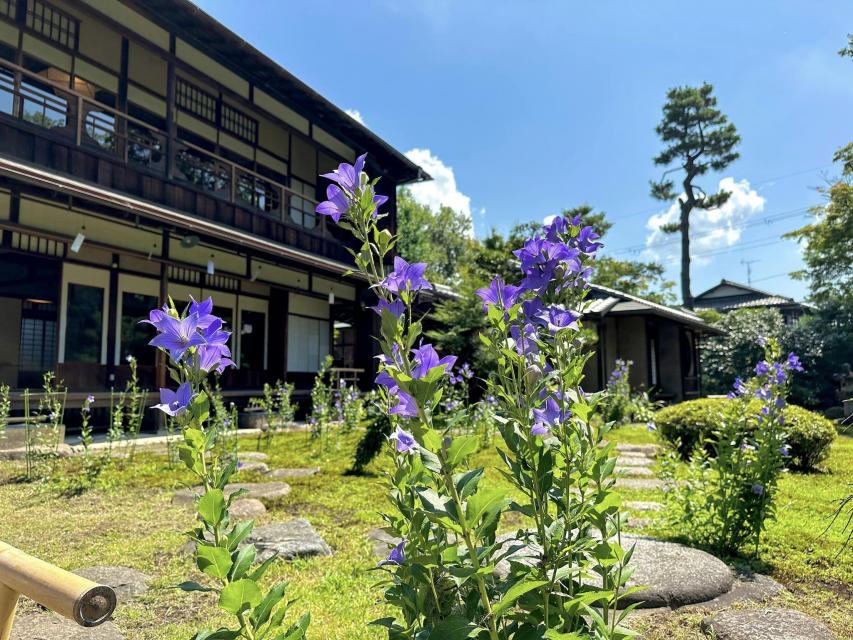会場の眼前に広がる桔梗のお庭。