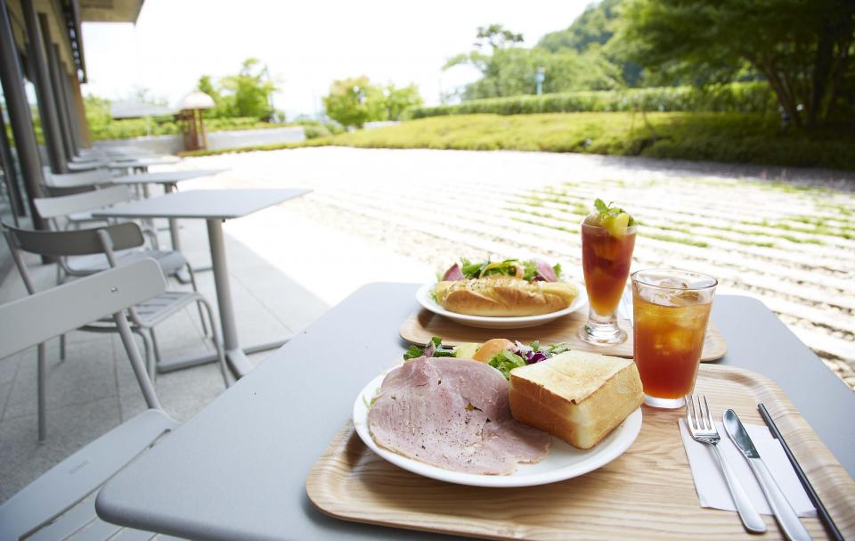 講演後はオープンテラスのカフェでおくつろぎください
