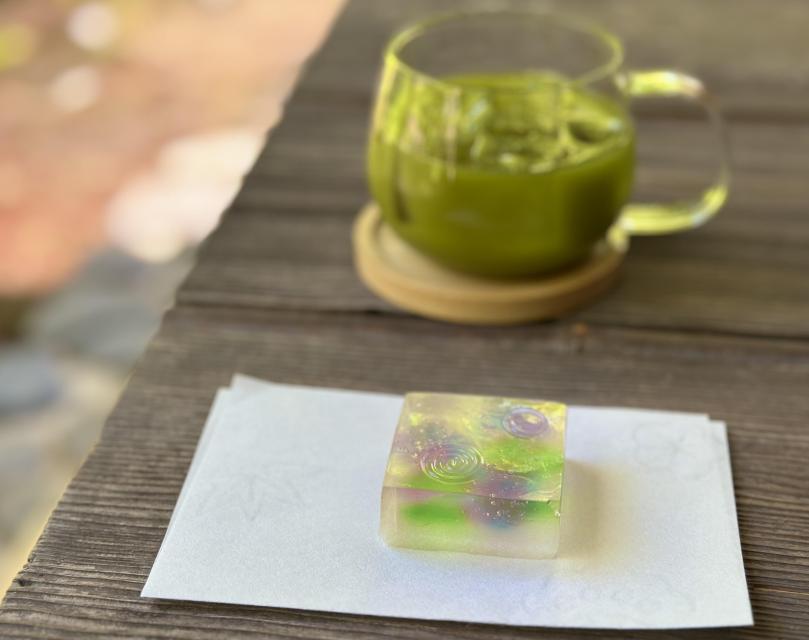 二條若狭屋創菓　アジサイの京菓子と冷抹茶
