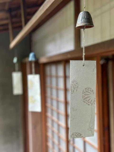 主屋2階の縁側では風情ある風鈴の音色が響きます