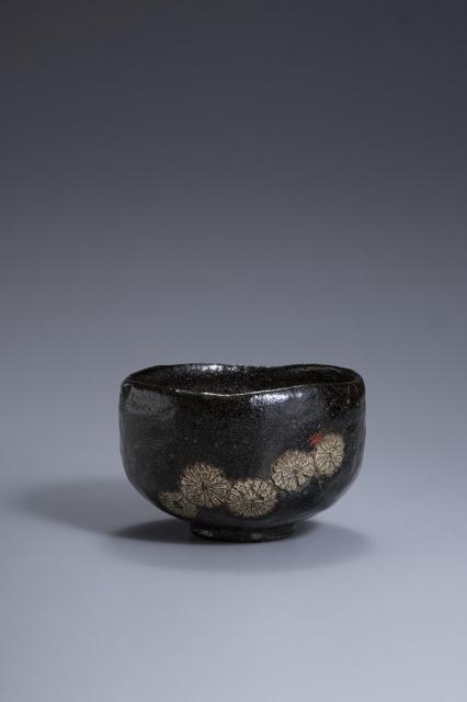 四代 一入（1640 ～ 1696）菊之絵黒樂茶碗