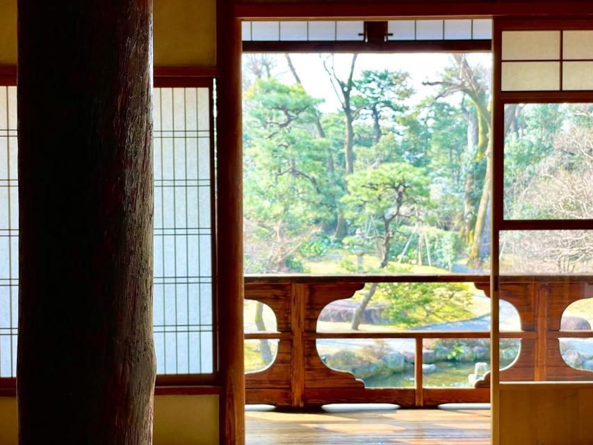 開放的な主屋2階座敷では、眼前に夏のお庭が広がっています